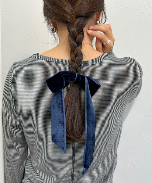 fredy emue(フレディエミュ)の「ベルベットリボンヘアカフ(ヘアゴム・レディース・ブラック/グレイッシュベージュ/ダークネイビー・FREE)」の1枚目の写真