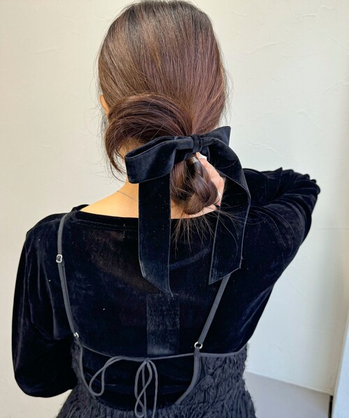 fredy emue(フレディエミュ)の「ベルベットリボンヘアカフ(ヘアゴム・レディース・ブラック/グレイッシュベージュ/ダークネイビー・FREE)」の11枚目の写真