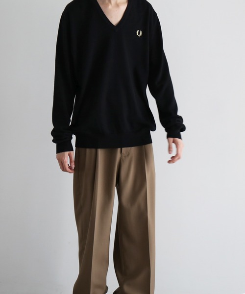 FRED PERRY(フレッドペリー)の「FRED PERRY Classic v neck jumper(Tシャツ/カットソー・メンズ・ブラック/ネイビー・SMALL/MEDIUM)」の2枚目の写真