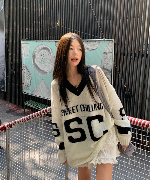 shopnikoniko(ショップニコニコ)の「オーバーサイズ ユニフォーム風 Vネックニットトップス(ニット/セーター・レディース・グレー/ホワイト・フリー)」の5枚目の写真