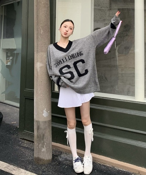 shopnikoniko(ショップニコニコ)の「オーバーサイズ ユニフォーム風 Vネックニットトップス(ニット/セーター・レディース・グレー/ホワイト・フリー)」の17枚目の写真