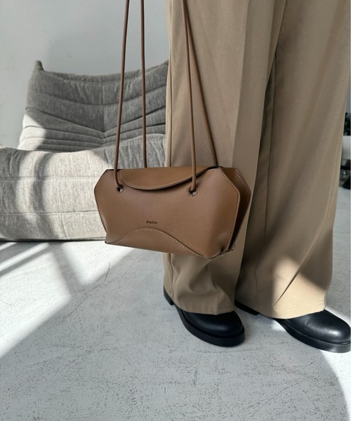 Amiur(エミレ)の「flap landscape bag / フラップランドスケープバッグ(ショルダーバッグ・レディース・ブラック/キャメル/アイボリー・FREE)」の13枚目の写真