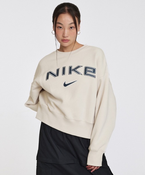 NIKE(ナイキ)の「ナイキ スポーツウェア フェニックス フリース ウィメンズ オーバーオーバーサイズド クルーネック ロゴ スウェットシャツ / Nike Sportswear Phoenix Fleece Women's Over-Oversized Crew-Neck Logo Sweatshirt FV7675-104 Light Orewood Brown(スウェット・レディース・ブラウン系その他・S/M/L/2XL/XL/XS)」の1枚目の写真