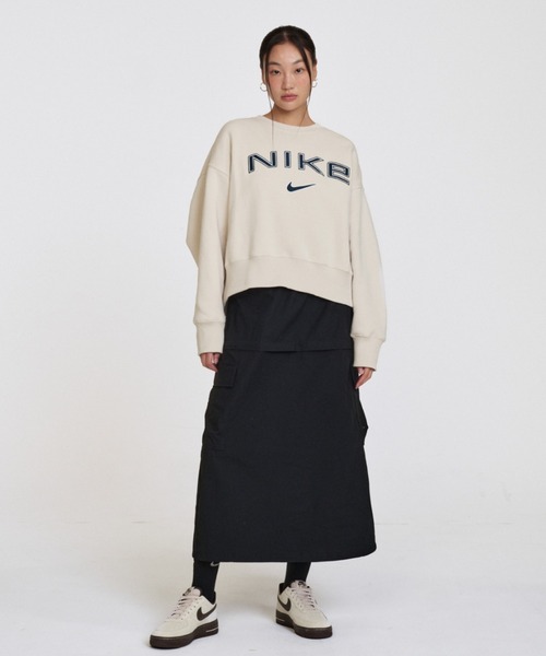 NIKE(ナイキ)の「ナイキ スポーツウェア フェニックス フリース ウィメンズ オーバーオーバーサイズド クルーネック ロゴ スウェットシャツ / Nike Sportswear Phoenix Fleece Women's Over-Oversized Crew-Neck Logo Sweatshirt FV7675-104 Light Orewood Brown(スウェット・レディース・ブラウン系その他・S/M/L/2XL/XL/XS)」の2枚目の写真