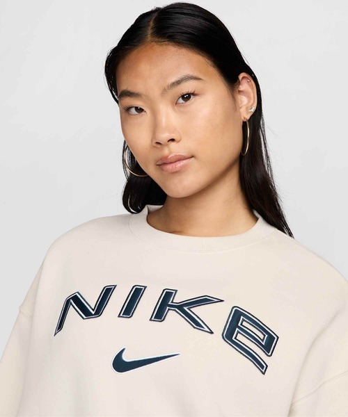 NIKE(ナイキ)の「ナイキ スポーツウェア フェニックス フリース ウィメンズ オーバーオーバーサイズド クルーネック ロゴ スウェットシャツ / Nike Sportswear Phoenix Fleece Women's Over-Oversized Crew-Neck Logo Sweatshirt FV7675-104 Light Orewood Brown(スウェット・レディース・ブラウン系その他・S/M/L/2XL/XL/XS)」の6枚目の写真