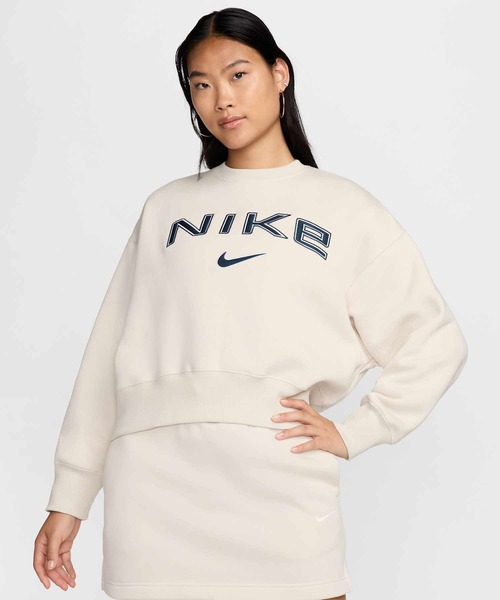 NIKE(ナイキ)の「ナイキ スポーツウェア フェニックス フリース ウィメンズ オーバーオーバーサイズド クルーネック ロゴ スウェットシャツ / Nike Sportswear Phoenix Fleece Women's Over-Oversized Crew-Neck Logo Sweatshirt FV7675-104 Light Orewood Brown(スウェット・レディース・ブラウン系その他・S/M/L/2XL/XL/XS)」の4枚目の写真