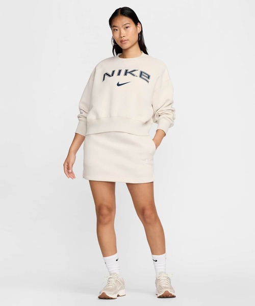 NIKE(ナイキ)の「ナイキ スポーツウェア フェニックス フリース ウィメンズ オーバーオーバーサイズド クルーネック ロゴ スウェットシャツ / Nike Sportswear Phoenix Fleece Women's Over-Oversized Crew-Neck Logo Sweatshirt FV7675-104 Light Orewood Brown(スウェット・レディース・ブラウン系その他・S/M/L/2XL/XL/XS)」の7枚目の写真