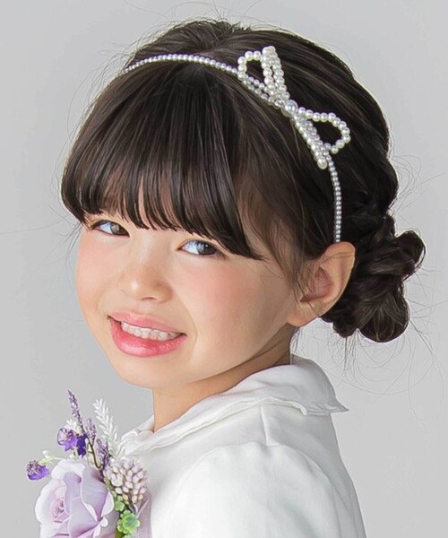 BeBe Petits Pois Vert(ベベプチポワヴェール)の「【店舗限定】リボンパールカチューシャ(カチューシャ・キッズ・ホワイト・FREE)」の6枚目の写真