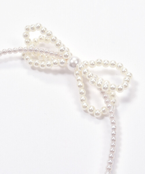 BeBe Petits Pois Vert(ベベプチポワヴェール)の「【店舗限定】リボンパールカチューシャ(カチューシャ・キッズ・ホワイト・FREE)」の2枚目の写真