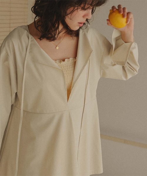 titivate（ティティベイト）の「前後2wayペプラムデザイントップス/ラッシュガード（ラッシュガード・レディース・オフホワイト/ライトベージュ/グレイッシュベージュ/ブラック・LL/L/M/S）」の3枚目の写真