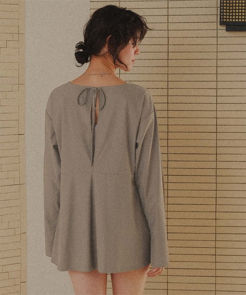 titivate（ティティベイト）の「前後2wayペプラムデザイントップス/ラッシュガード（ラッシュガード・レディース・オフホワイト/ライトベージュ/グレイッシュベージュ/ブラック・LL/L/M/S）」の4枚目の写真