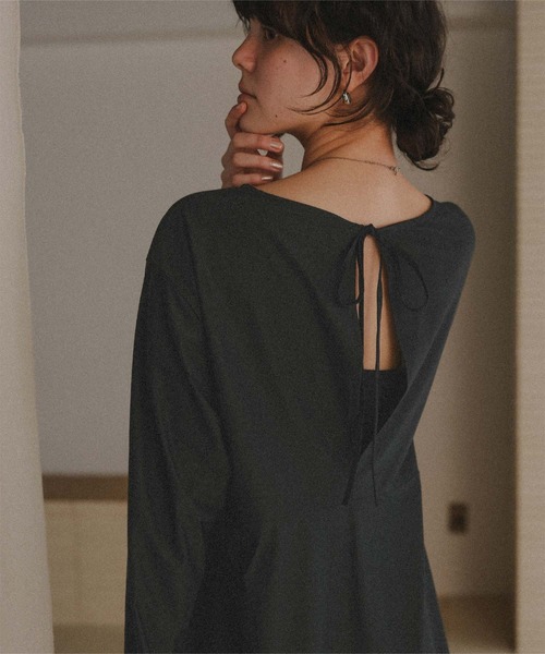 titivate（ティティベイト）の「前後2wayペプラムデザイントップス/ラッシュガード（ラッシュガード・レディース・オフホワイト/ライトベージュ/グレイッシュベージュ/ブラック・LL/L/M/S）」の2枚目の写真