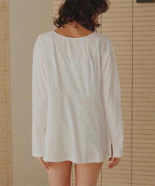 titivate（ティティベイト）の「前後2wayペプラムデザイントップス/ラッシュガード（ラッシュガード・レディース・オフホワイト/ライトベージュ/グレイッシュベージュ/ブラック・LL/L/M/S）」の10枚目の写真