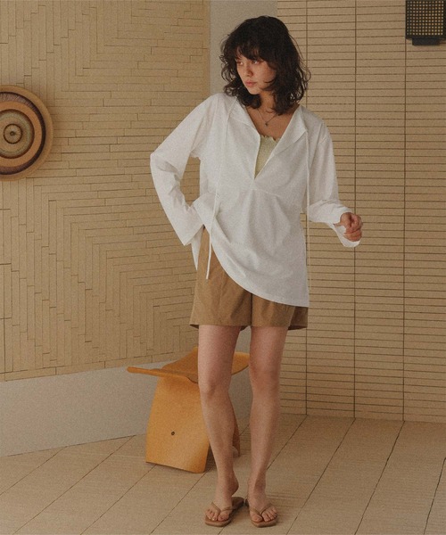 titivate（ティティベイト）の「前後2wayペプラムデザイントップス/ラッシュガード（ラッシュガード・レディース・オフホワイト/ライトベージュ/グレイッシュベージュ/ブラック・LL/L/M/S）」の12枚目の写真