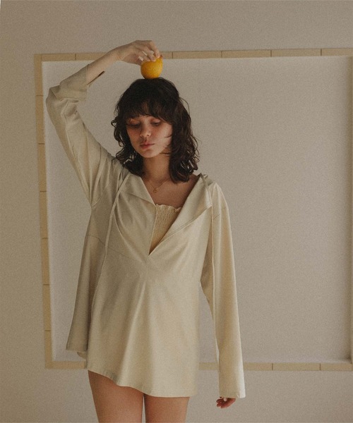 titivate（ティティベイト）の「前後2wayペプラムデザイントップス/ラッシュガード（ラッシュガード・レディース・オフホワイト/ライトベージュ/グレイッシュベージュ/ブラック・LL/L/M/S）」の6枚目の写真