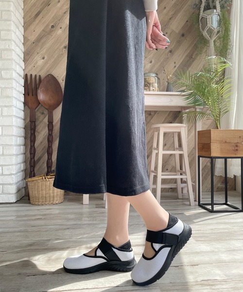 LUGG NAGG(ラグナグ)の「【addottona】【軽量】ゴム入りベルトスニーカー(スニーカー・レディース・ブラック/ブラウン/ホワイト系その他/ブラック×ホワイト・22.5cm/23.0cm/23.5cm/24.0cm/24.5cm)」の2枚目の写真