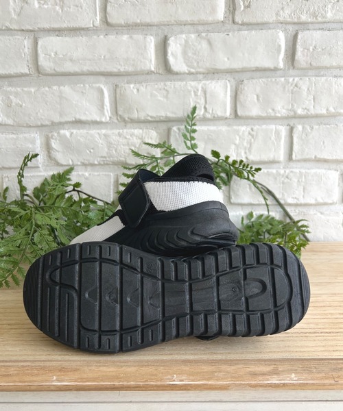 LUGG NAGG(ラグナグ)の「【addottona】【軽量】ゴム入りベルトスニーカー(スニーカー・レディース・ブラック/ブラウン/ホワイト系その他/ブラック×ホワイト・22.5cm/23.0cm/23.5cm/24.0cm/24.5cm)」の7枚目の写真