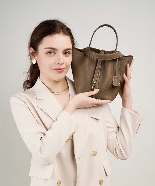 NiiNa（ニーナ）の「【NiiNa】【高品質牛革】ソフトレザーバケットバッグ / インナーポーチ付き（トートバッグ・レディース・ホワイト/ブラウン/グレイッシュベージュ/ブラック/ピンク/ブルー・FREE）」の4枚目の写真