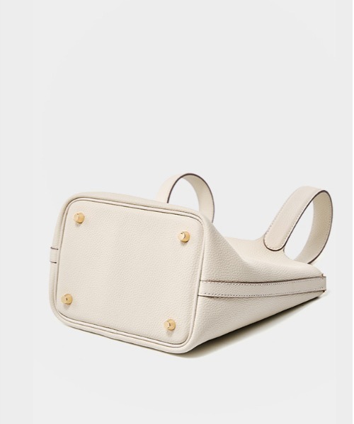 NiiNa（ニーナ）の「【NiiNa】【高品質牛革】ソフトレザーバケットバッグ / インナーポーチ付き（トートバッグ・レディース・ホワイト/ブラウン/グレイッシュベージュ/ブラック/ピンク/ブルー・FREE）」の7枚目の写真