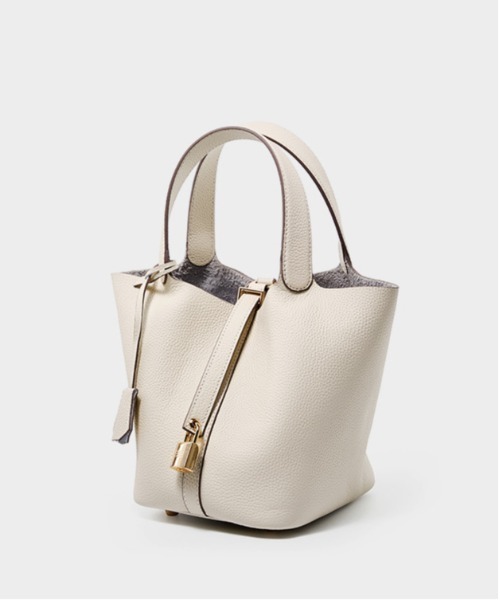 NiiNa（ニーナ）の「【NiiNa】【高品質牛革】ソフトレザーバケットバッグ / インナーポーチ付き（トートバッグ・レディース・ホワイト/ブラウン/グレイッシュベージュ/ブラック/ピンク/ブルー・FREE）」の8枚目の写真