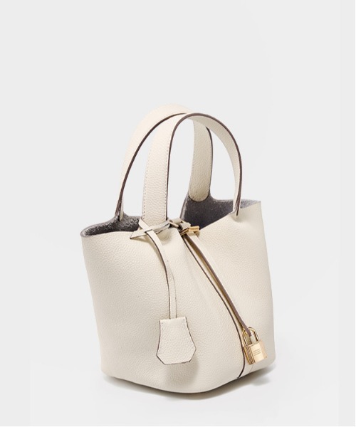 NiiNa（ニーナ）の「【NiiNa】【高品質牛革】ソフトレザーバケットバッグ / インナーポーチ付き（トートバッグ・レディース・ホワイト/ブラウン/グレイッシュベージュ/ブラック/ピンク/ブルー・FREE）」の9枚目の写真