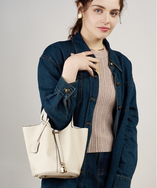 NiiNa（ニーナ）の「【NiiNa】【高品質牛革】ソフトレザーバケットバッグ / インナーポーチ付き（トートバッグ・レディース・ホワイト/ブラウン/グレイッシュベージュ/ブラック/ピンク/ブルー・FREE）」の14枚目の写真