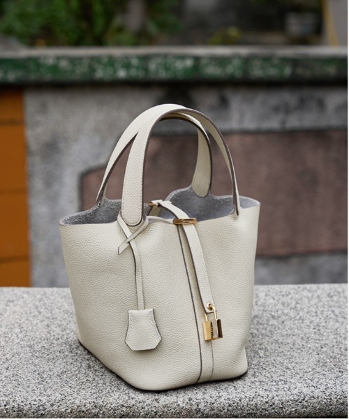 NiiNa（ニーナ）の「【NiiNa】【高品質牛革】ソフトレザーバケットバッグ / インナーポーチ付き（トートバッグ・レディース・ホワイト/ブラウン/グレイッシュベージュ/ブラック/ピンク/ブルー・FREE）」の15枚目の写真