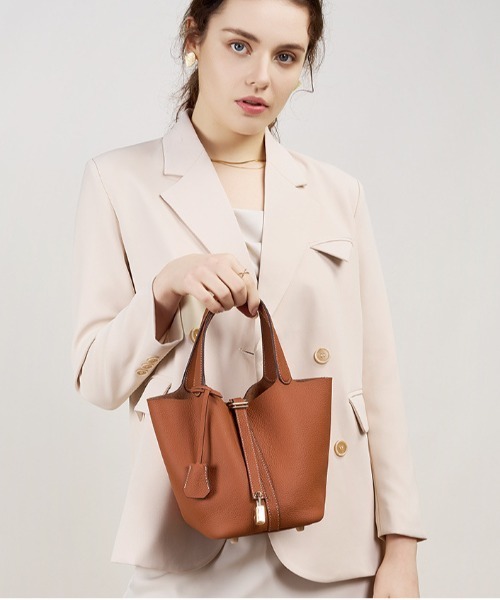 NiiNa（ニーナ）の「【NiiNa】【高品質牛革】ソフトレザーバケットバッグ / インナーポーチ付き（トートバッグ・レディース・ホワイト/ブラウン/グレイッシュベージュ/ブラック/ピンク/ブルー・FREE）」の16枚目の写真