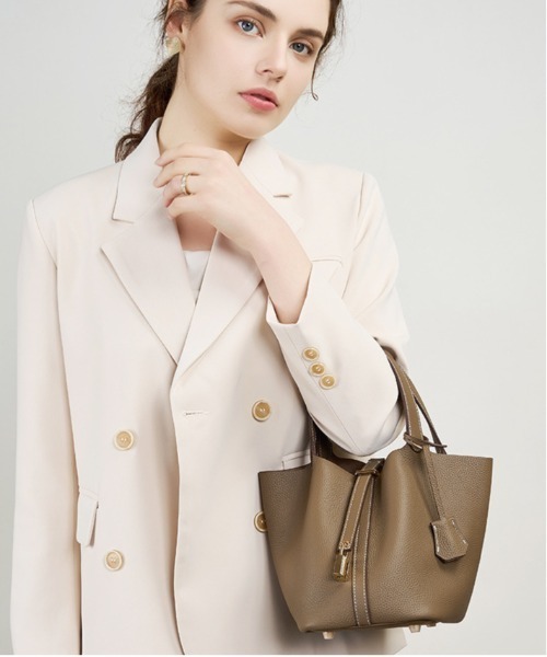 NiiNa（ニーナ）の「【NiiNa】【高品質牛革】ソフトレザーバケットバッグ / インナーポーチ付き（トートバッグ・レディース・ホワイト/ブラウン/グレイッシュベージュ/ブラック/ピンク/ブルー・FREE）」の17枚目の写真