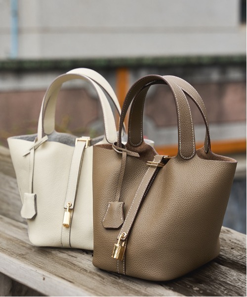 NiiNa（ニーナ）の「【NiiNa】【高品質牛革】ソフトレザーバケットバッグ / インナーポーチ付き（トートバッグ・レディース・ホワイト/ブラウン/グレイッシュベージュ/ブラック/ピンク/ブルー・FREE）」の18枚目の写真