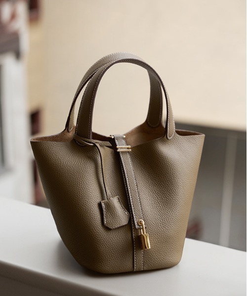 NiiNa（ニーナ）の「【NiiNa】【高品質牛革】ソフトレザーバケットバッグ / インナーポーチ付き（トートバッグ・レディース・ホワイト/ブラウン/グレイッシュベージュ/ブラック/ピンク/ブルー・FREE）」の21枚目の写真