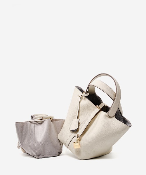 NiiNa（ニーナ）の「【NiiNa】【高品質牛革】ソフトレザーバケットバッグ / インナーポーチ付き（トートバッグ・レディース・ホワイト/ブラウン/グレイッシュベージュ/ブラック/ピンク/ブルー・FREE）」の22枚目の写真