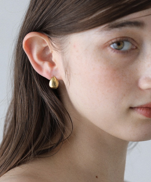 KARA YOO/カラ・ユ Almond Huggie Hoops ピアス（ピアス（両耳用