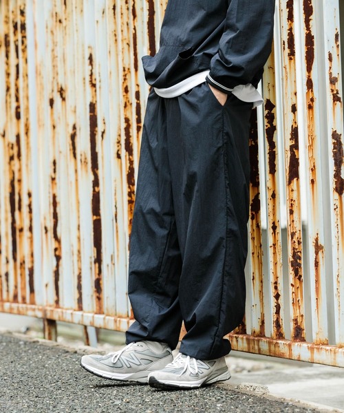 ITEMS URBANRESEARCH(アイテムズ アーバンリサーチ)の「『撥水/イージーケア/接触冷感/UVカット』ナイロン イージー ジョグパンツ(その他パンツ・メンズ・チャコールグレー/ブラック/ネイビー・LARGE/MEDIUM)」の2枚目の写真