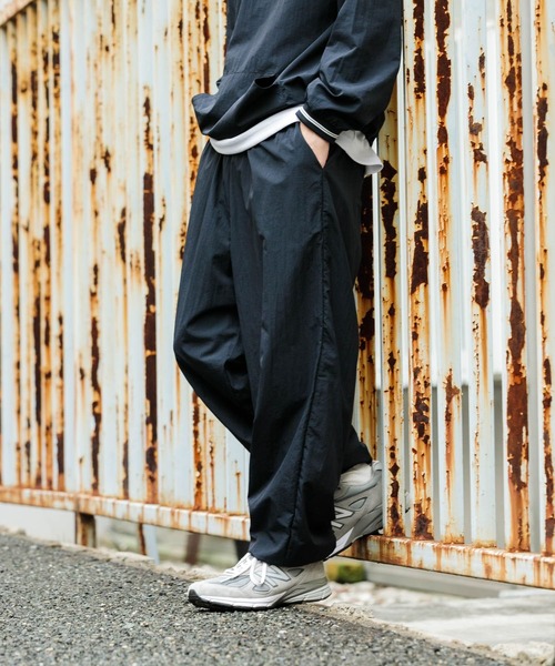 ITEMS URBANRESEARCH(アイテムズ アーバンリサーチ)の「『撥水/イージーケア/接触冷感/UVカット』ナイロン イージー ジョグパンツ(その他パンツ・メンズ・チャコールグレー/ブラック/ネイビー・LARGE/MEDIUM)」の11枚目の写真