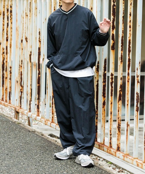 ITEMS URBANRESEARCH(アイテムズ アーバンリサーチ)の「『撥水/イージーケア/接触冷感/UVカット』ナイロン イージー ジョグパンツ(その他パンツ・メンズ・チャコールグレー/ブラック/ネイビー・LARGE/MEDIUM)」の13枚目の写真