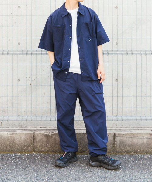 ITEMS URBANRESEARCH(アイテムズ アーバンリサーチ)の「『撥水/イージーケア/接触冷感/UVカット』ナイロン イージー ジョグパンツ(その他パンツ・メンズ・チャコールグレー/ブラック/ネイビー・LARGE/MEDIUM)」の21枚目の写真