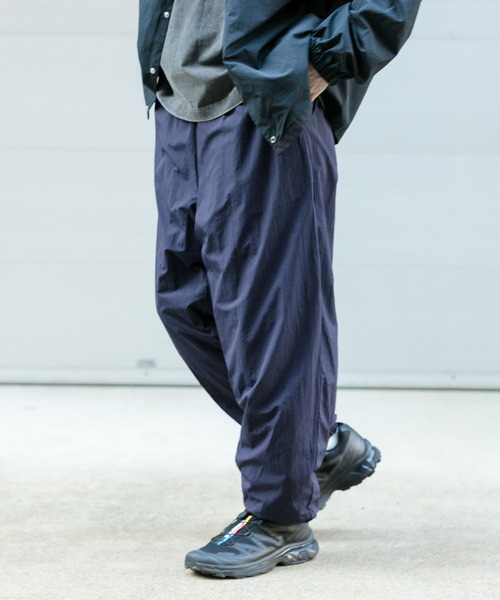 ITEMS URBANRESEARCH(アイテムズ アーバンリサーチ)の「『撥水/イージーケア/接触冷感/UVカット』ナイロン イージー ジョグパンツ(その他パンツ・メンズ・チャコールグレー/ブラック/ネイビー・LARGE/MEDIUM)」の22枚目の写真