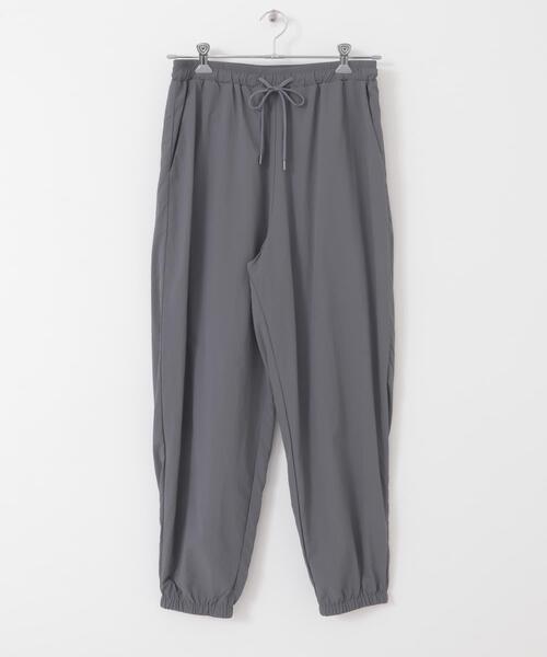 ITEMS URBANRESEARCH(アイテムズ アーバンリサーチ)の「『撥水/イージーケア/接触冷感/UVカット』ナイロン イージー ジョグパンツ(その他パンツ・メンズ・チャコールグレー/ブラック/ネイビー・LARGE/MEDIUM)」の14枚目の写真