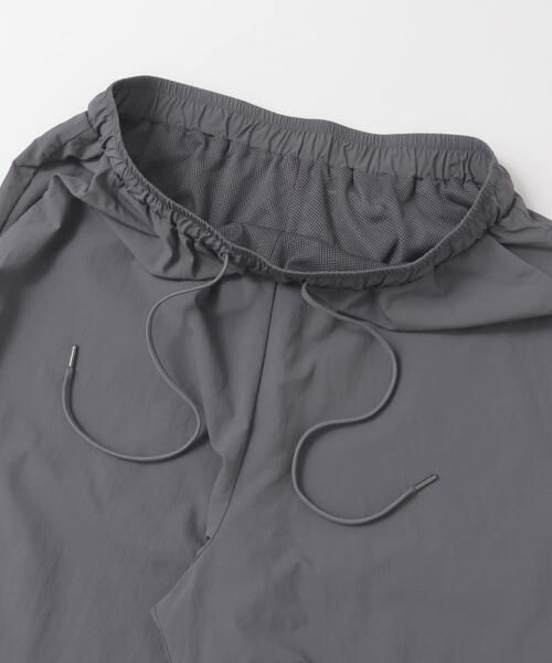 ITEMS URBANRESEARCH(アイテムズ アーバンリサーチ)の「『撥水/イージーケア/接触冷感/UVカット』ナイロン イージー ジョグパンツ(その他パンツ・メンズ・チャコールグレー/ブラック/ネイビー・LARGE/MEDIUM)」の15枚目の写真