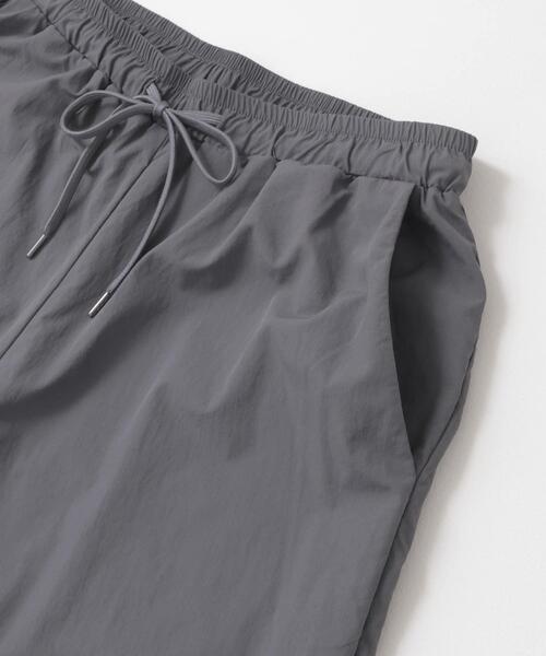 ITEMS URBANRESEARCH(アイテムズ アーバンリサーチ)の「『撥水/イージーケア/接触冷感/UVカット』ナイロン イージー ジョグパンツ(その他パンツ・メンズ・チャコールグレー/ブラック/ネイビー・LARGE/MEDIUM)」の16枚目の写真