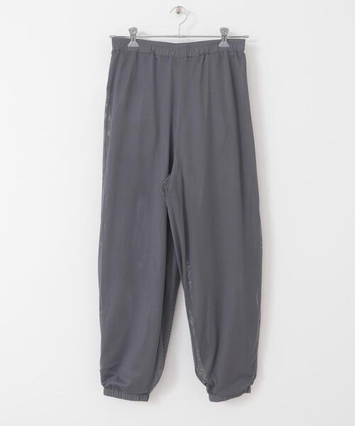 ITEMS URBANRESEARCH(アイテムズ アーバンリサーチ)の「『撥水/イージーケア/接触冷感/UVカット』ナイロン イージー ジョグパンツ(その他パンツ・メンズ・チャコールグレー/ブラック/ネイビー・LARGE/MEDIUM)」の18枚目の写真