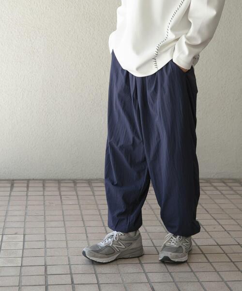 ITEMS URBANRESEARCH(アイテムズ アーバンリサーチ)の「『撥水/イージーケア/接触冷感/UVカット』ナイロン イージー ジョグパンツ(その他パンツ・メンズ・チャコールグレー/ブラック/ネイビー・LARGE/MEDIUM)」の22枚目の写真
