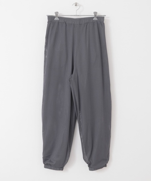 ITEMS URBANRESEARCH(アイテムズ アーバンリサーチ)の「『撥水/イージーケア/接触冷感/UVカット』ナイロン イージー ジョグパンツ(その他パンツ・メンズ・チャコールグレー/ブラック/ネイビー・LARGE/MEDIUM)」の4枚目の写真