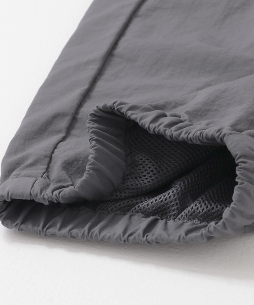 ITEMS URBANRESEARCH(アイテムズ アーバンリサーチ)の「『撥水/イージーケア/接触冷感/UVカット』ナイロン イージー ジョグパンツ(その他パンツ・メンズ・チャコールグレー/ブラック/ネイビー・LARGE/MEDIUM)」の5枚目の写真