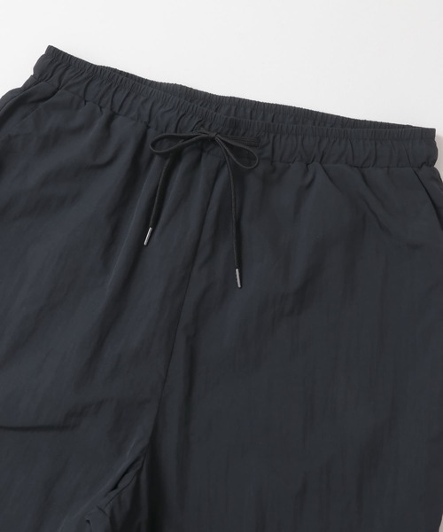 ITEMS URBANRESEARCH(アイテムズ アーバンリサーチ)の「『撥水/イージーケア/接触冷感/UVカット』ナイロン イージー ジョグパンツ(その他パンツ・メンズ・チャコールグレー/ブラック/ネイビー・LARGE/MEDIUM)」の6枚目の写真