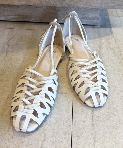 Jena espace merveilleux(ジェナ エスパスメルヴェイユ)の「レースアップシューズ(サンダル・レディース・ブラック/ベージュ/シルバー・MEDIUM/LARGE)」の5枚目の写真