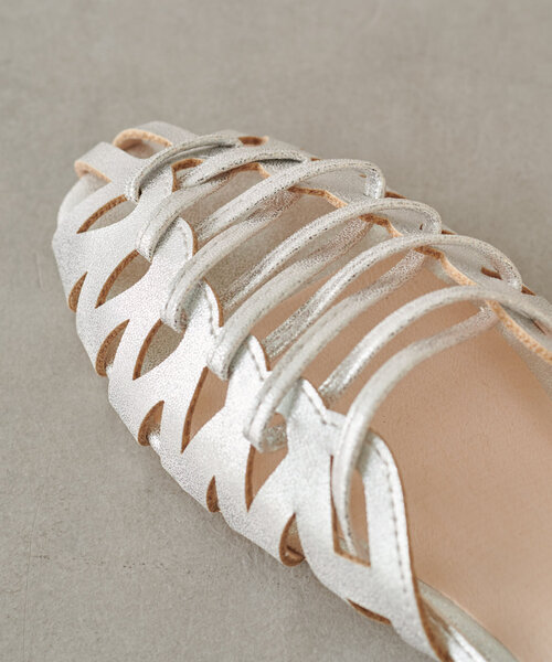 Jena espace merveilleux(ジェナ エスパスメルヴェイユ)の「レースアップシューズ(サンダル・レディース・ブラック/ベージュ/シルバー・MEDIUM/LARGE)」の7枚目の写真