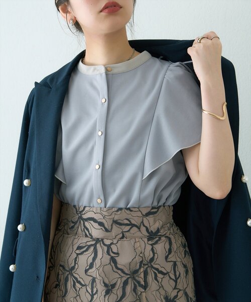 natural couture(ナチュラルクチュール)の「メタル釦フリル袖ブラウス(シャツ/ブラウス・レディース・ネイビー/サックスブルー/チャコールグレー/グレー/オフホワイト・FREE)」の5枚目の写真