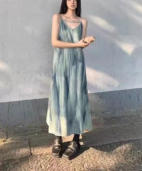 gossip!ロサンゼルス(ゴシップロサンゼルス)の「グラデーション染色 ナチュラルシワ素材 V ネックキャミロングワンピース レディース 無地調 マキシ丈(ワンピース・レディース・ブルー・M/S)」の1枚目の写真